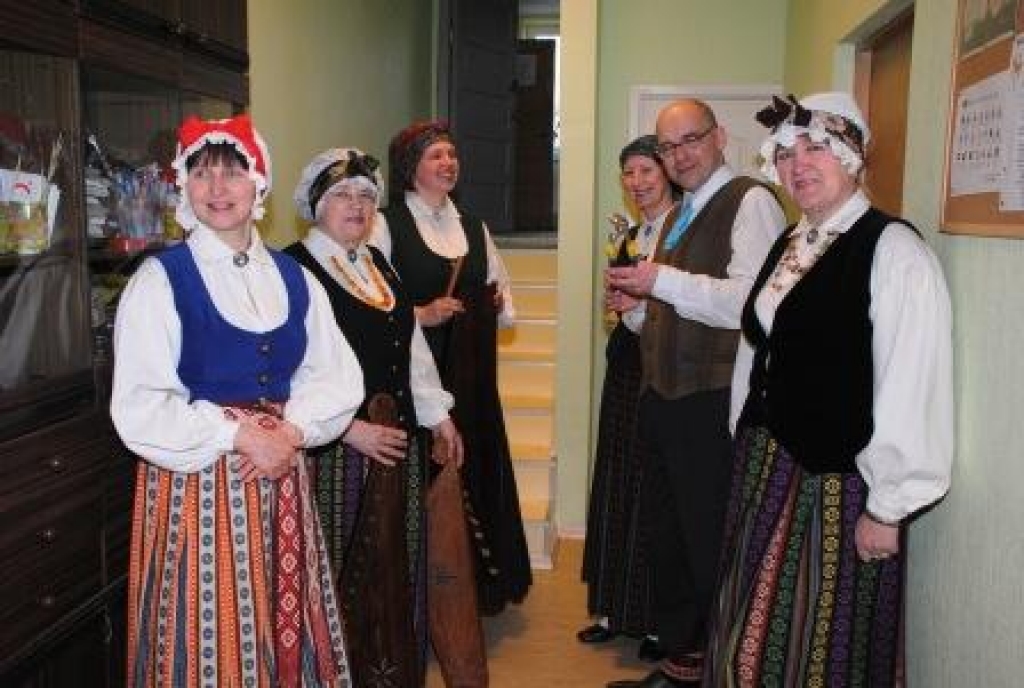 Ar pūtēju orķestri, latviešu un lietuviešu tautasdziesmām un dejām Bauskas novada Īslīces kultūras namā 4. aprīlī ieskandināja, iedancoja un iešūpoja Lieldienas. Starptautiskā pārrobežu sadarbības projekta «Zemgales tradīcijas» kopkoncertā...
Autors: Juris Iļņickis