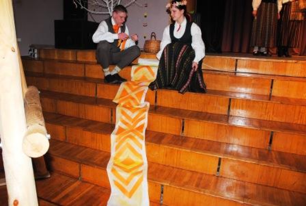 Ar pūtēju orķestri, latviešu un lietuviešu tautasdziesmām un dejām Bauskas novada Īslīces kultūras namā 4. aprīlī ieskandināja, iedancoja un iešūpoja Lieldienas. Starptautiskā pārrobežu sadarbības projekta «Zemgales tradīcijas» kopkoncertā...
Autors: Juris Iļņickis