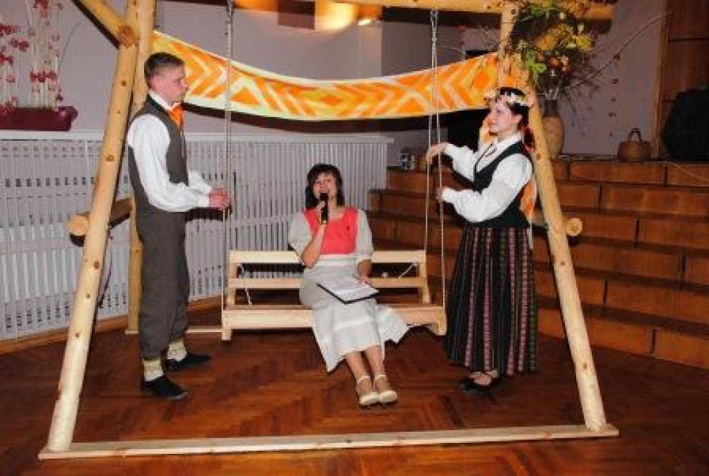 Ar pūtēju orķestri, latviešu un lietuviešu tautasdziesmām un dejām Bauskas novada Īslīces kultūras namā 4. aprīlī ieskandināja, iedancoja un iešūpoja Lieldienas. Starptautiskā pārrobežu sadarbības projekta «Zemgales tradīcijas» kopkoncertā...
Autors: Juris Iļņickis