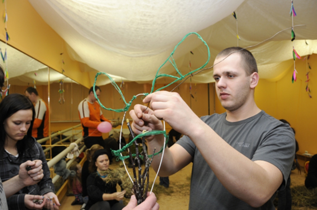 Rundāles domes jaunajā zālē sestdien, 3. aprīlī, risinājās zaķu figūru veidošana no salmiem. Drēgnajā brīvdienā bija sapulcējušies jaunieši, bēbīšu skolas dalībnieki ar vecākiem un daudzi citi interesenti.
Autors: Ivars Bogdanovs