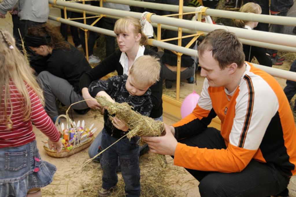 Rundāles domes jaunajā zālē sestdien, 3. aprīlī, risinājās zaķu figūru veidošana no salmiem. Drēgnajā brīvdienā bija sapulcējušies jaunieši, bēbīšu skolas dalībnieki ar vecākiem un daudzi citi interesenti.
Autors: Ivars Bogdanovs