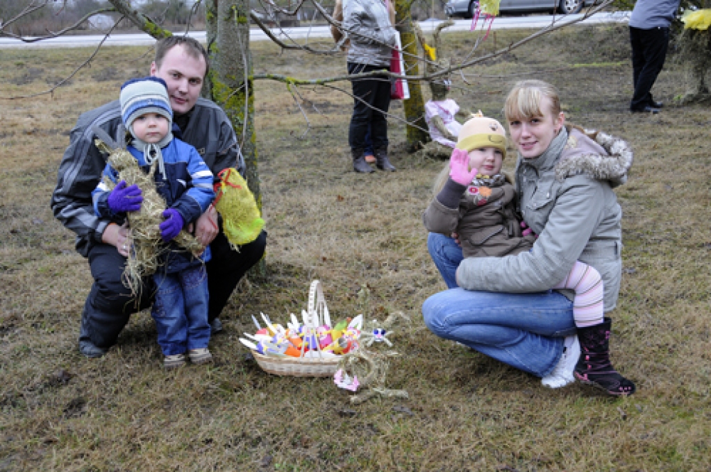 Rundāles domes jaunajā zālē sestdien, 3. aprīlī, risinājās zaķu figūru veidošana no salmiem. Drēgnajā brīvdienā bija sapulcējušies jaunieši, bēbīšu skolas dalībnieki ar vecākiem un daudzi citi interesenti.
Autors: Ivars Bogdanovs