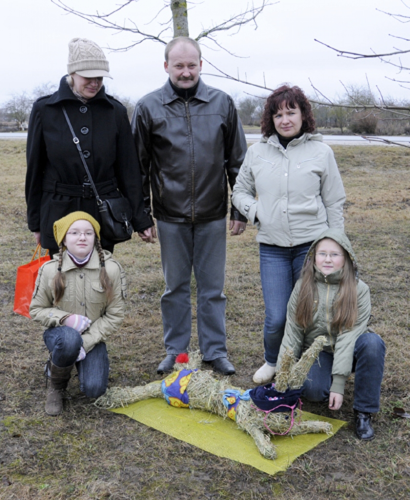 Rundāles domes jaunajā zālē sestdien, 3. aprīlī, risinājās zaķu figūru veidošana no salmiem. Drēgnajā brīvdienā bija sapulcējušies jaunieši, bēbīšu skolas dalībnieki ar vecākiem un daudzi citi interesenti.
Autors: Ivars Bogdanovs