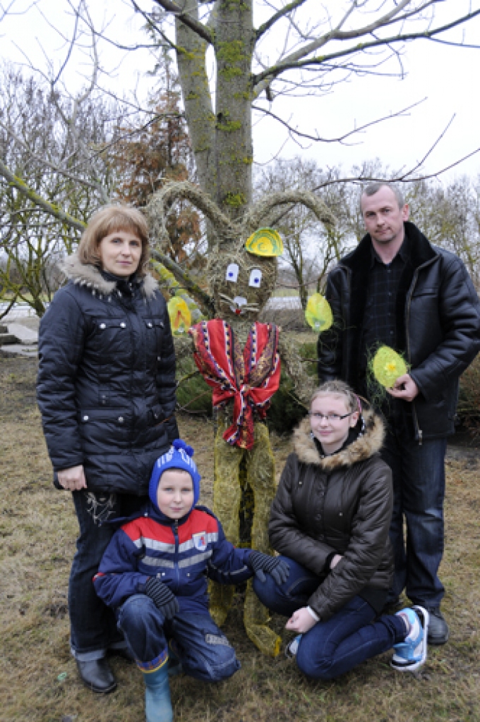 Rundāles domes jaunajā zālē sestdien, 3. aprīlī, risinājās zaķu figūru veidošana no salmiem. Drēgnajā brīvdienā bija sapulcējušies jaunieši, bēbīšu skolas dalībnieki ar vecākiem un daudzi citi interesenti.
Autors: Ivars Bogdanovs