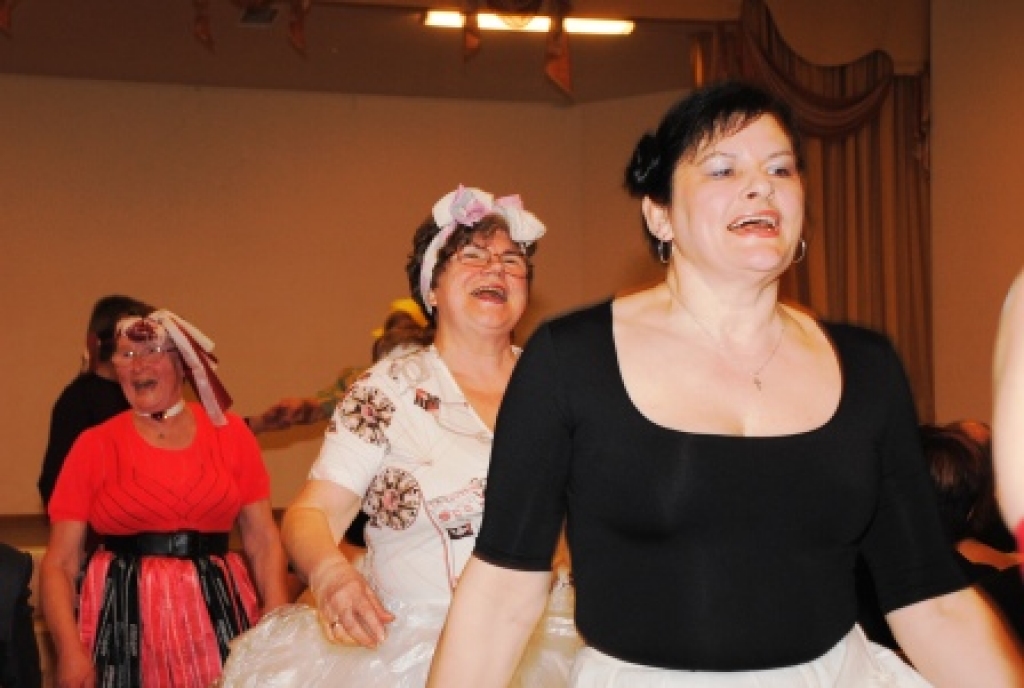 Pagasta amatierkopas 1. aprīlī koncertēja Codes pamatskolas zālē. Vakara galvenais motīvs - humoram un jautrībai. Koncerta pirmajā daļā jauktais koris «Mēmele», jauniešu deju kopa, sieviešu vokālais ansamblis «Mežrozītes», folkloras kopa...
Autors: Juris Iļņickis