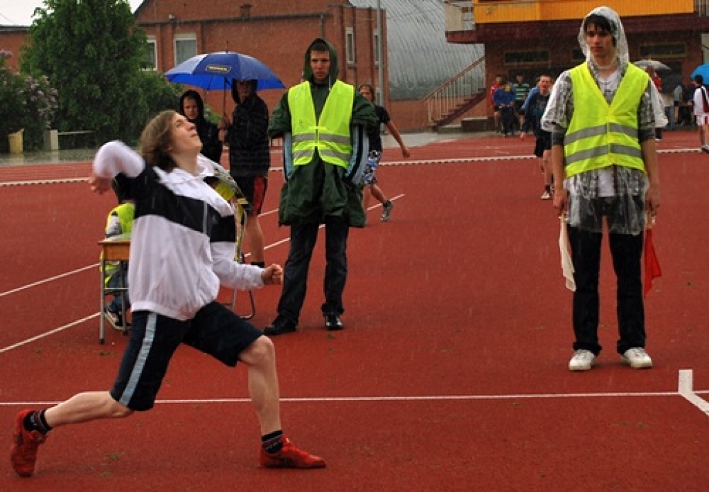 Laika apstākļi jaunos sportistus nelutināja – ik pa brīdim lija stiprs lietus. 
Autors: Uldis Varnevičs
