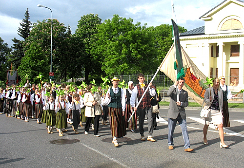 Bauskas novada pirmais skolēnu dziesmu un deju svētku koncerts „Es iekrāsoju pasauli” 28. maija vakarā pulcēja pilnu Pilskalna estrādi. Vairāki simti dalībnieku tur ieradās no Rātslaukuma, ejot gājienā pa pilsētas ielām. Pilskalna estrādē...
Autors: Vilnis Auzāns