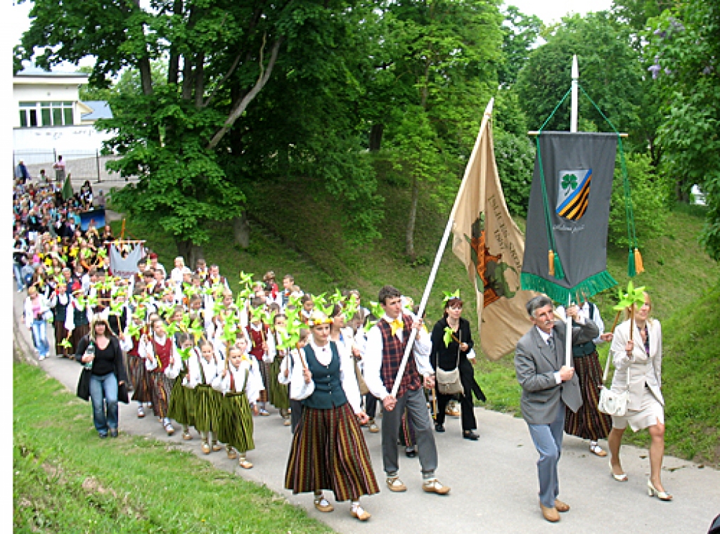 Bauskas novada pirmais skolēnu dziesmu un deju svētku koncerts „Es iekrāsoju pasauli” 28. maija vakarā pulcēja pilnu Pilskalna estrādi. Vairāki simti dalībnieku tur ieradās no Rātslaukuma, ejot gājienā pa pilsētas ielām. Pilskalna estrādē...
Autors: Vilnis Auzāns