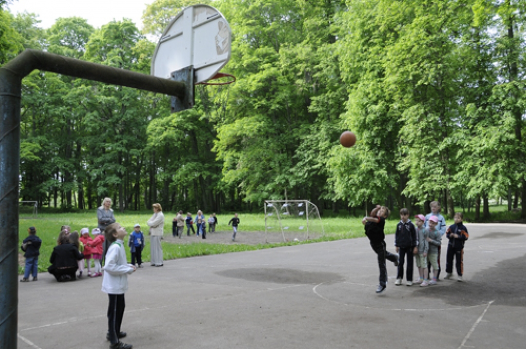 Ar ekskursiju un sporta dienu šis mācību gads beidzās Pilsrundāles vidusskolas Svitenes struktūrvienības audzēkņiem. Liecības viņi saņems 31. maijā. Tad izlaidums arī sešiem sešus gadus vecu bērnu grupiņas audzēkņiem, kuri rudenī sāks...
Autors: Ivars Bogdanovs