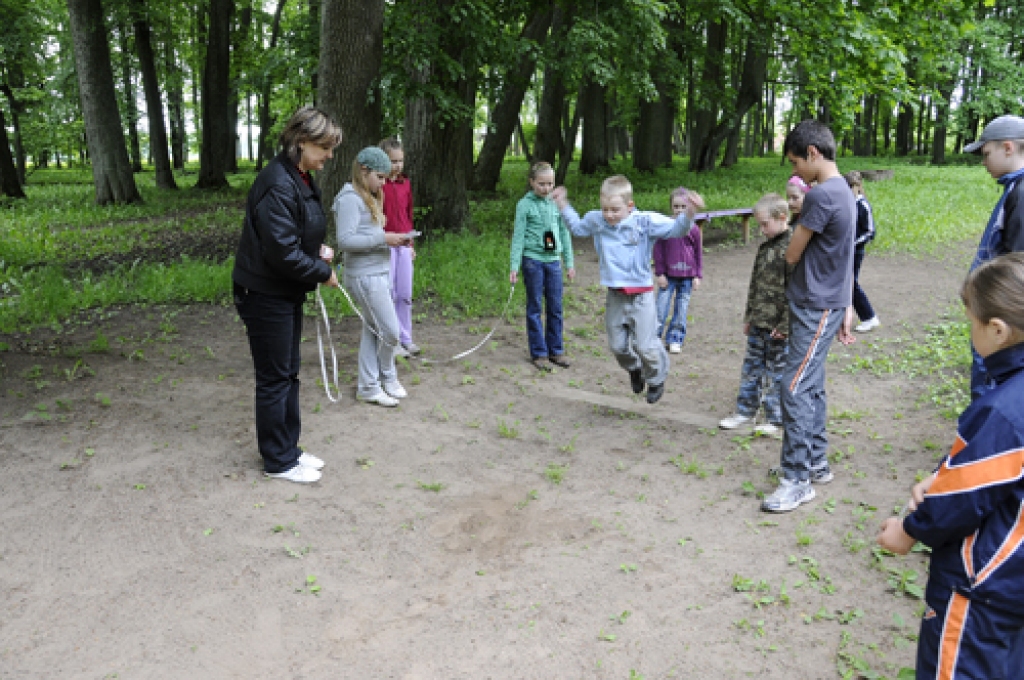 Ar ekskursiju un sporta dienu šis mācību gads beidzās Pilsrundāles vidusskolas Svitenes struktūrvienības audzēkņiem. Liecības viņi saņems 31. maijā. Tad izlaidums arī sešiem sešus gadus vecu bērnu grupiņas audzēkņiem, kuri rudenī sāks...
Autors: Ivars Bogdanovs