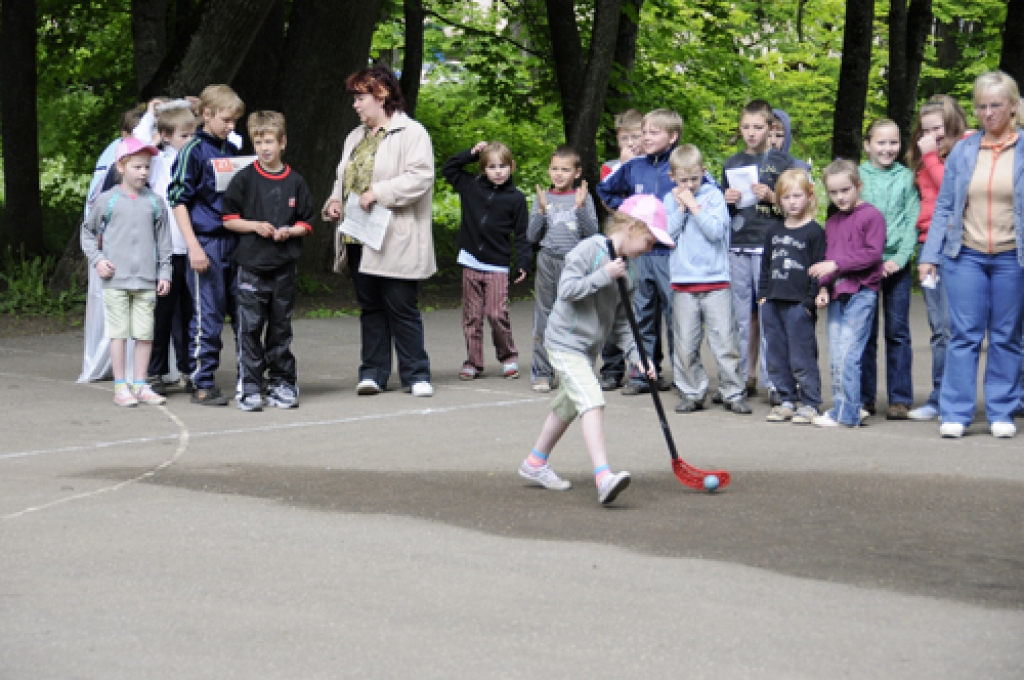 Ar ekskursiju un sporta dienu šis mācību gads beidzās Pilsrundāles vidusskolas Svitenes struktūrvienības audzēkņiem. Liecības viņi saņems 31. maijā. Tad izlaidums arī sešiem sešus gadus vecu bērnu grupiņas audzēkņiem, kuri rudenī sāks...
Autors: Ivars Bogdanovs