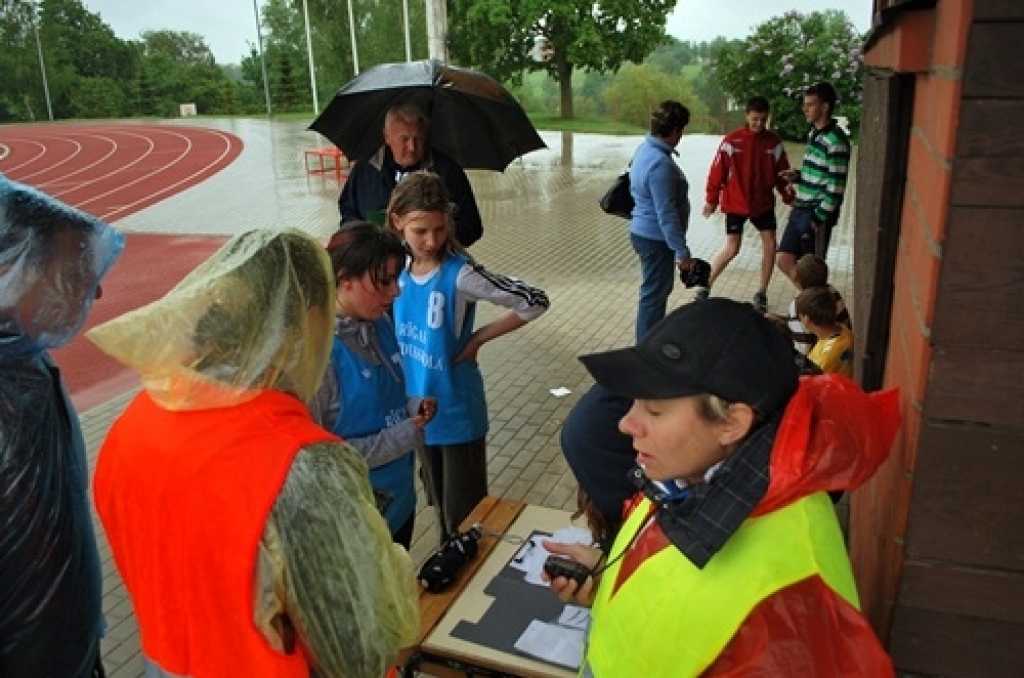 Latvijas Republikas četrcīņas «Draudzība» fināls notika 25. maijā Bauskā. Jaunie vieglatlēti startēja nelabvēlīgos laika apstākļos – nepārtraukti lija lietus. Tas gan netraucēja mūsu sportistiem parādīt labus rezultātus – Iecavas...
Autors: Uldis Varnevičs