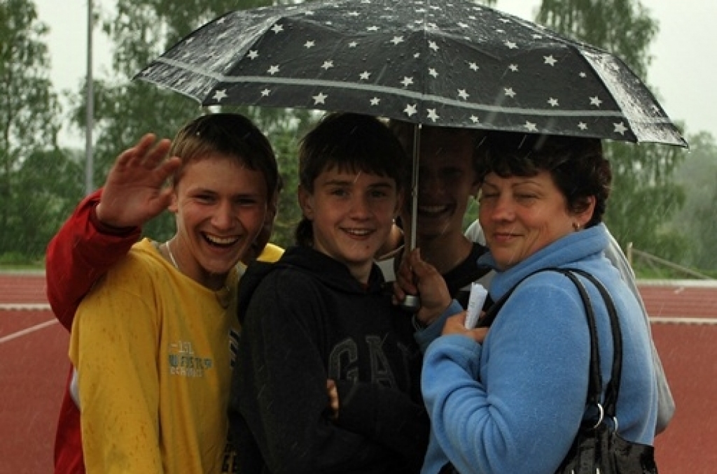 Latvijas Republikas četrcīņas «Draudzība» fināls notika 25. maijā Bauskā. Jaunie vieglatlēti startēja nelabvēlīgos laika apstākļos – nepārtraukti lija lietus. Tas gan netraucēja mūsu sportistiem parādīt labus rezultātus – Iecavas...
Autors: Uldis Varnevičs
