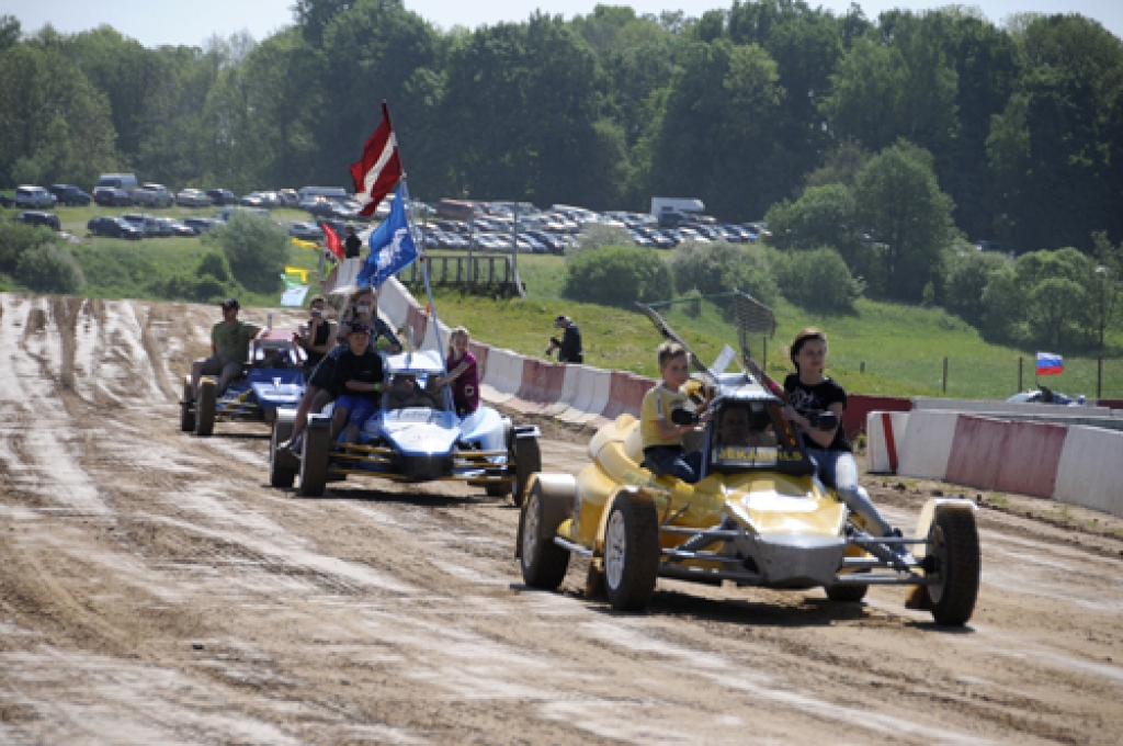 Sporta komplekss «Mūsa» 22. – 23. maijā aizvadījis Eiropas čempionāta (EČ) autokrosā 20. jubilejas sacensības. Norisinājās EČ trešais posms. Pirmo reizi sportisti sacentās piecās dažādās klasēs, bija 69 dalībnieki no 14 valstīm....
Autors: Ivars Bogdanovs