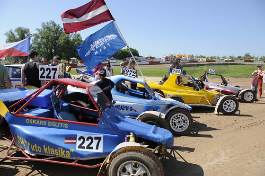 Sporta komplekss «Mūsa» 22. – 23. maijā aizvadījis Eiropas čempionāta (EČ) autokrosā 20. jubilejas sacensības. Norisinājās EČ trešais posms. Pirmo reizi sportisti sacentās piecās dažādās klasēs, bija 69 dalībnieki no 14 valstīm....
Autors: Ivars Bogdanovs