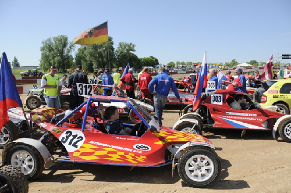 Sporta komplekss «Mūsa» 22. – 23. maijā aizvadījis Eiropas čempionāta (EČ) autokrosā 20. jubilejas sacensības. Norisinājās EČ trešais posms. Pirmo reizi sportisti sacentās piecās dažādās klasēs, bija 69 dalībnieki no 14 valstīm....
Autors: Ivars Bogdanovs