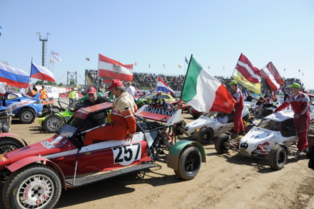Sporta komplekss «Mūsa» 22. – 23. maijā aizvadījis Eiropas čempionāta (EČ) autokrosā 20. jubilejas sacensības. Norisinājās EČ trešais posms. Pirmo reizi sportisti sacentās piecās dažādās klasēs, bija 69 dalībnieki no 14 valstīm....
Autors: Ivars Bogdanovs