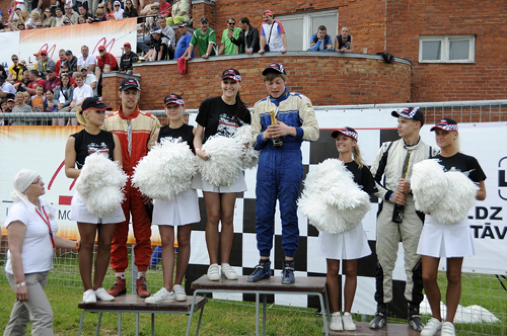 Sporta komplekss «Mūsa» 22. – 23. maijā aizvadījis Eiropas čempionāta (EČ) autokrosā 20. jubilejas sacensības. Norisinājās EČ trešais posms. Pirmo reizi sportisti sacentās piecās dažādās klasēs, bija 69 dalībnieki no 14 valstīm....
Autors: Ivars Bogdanovs