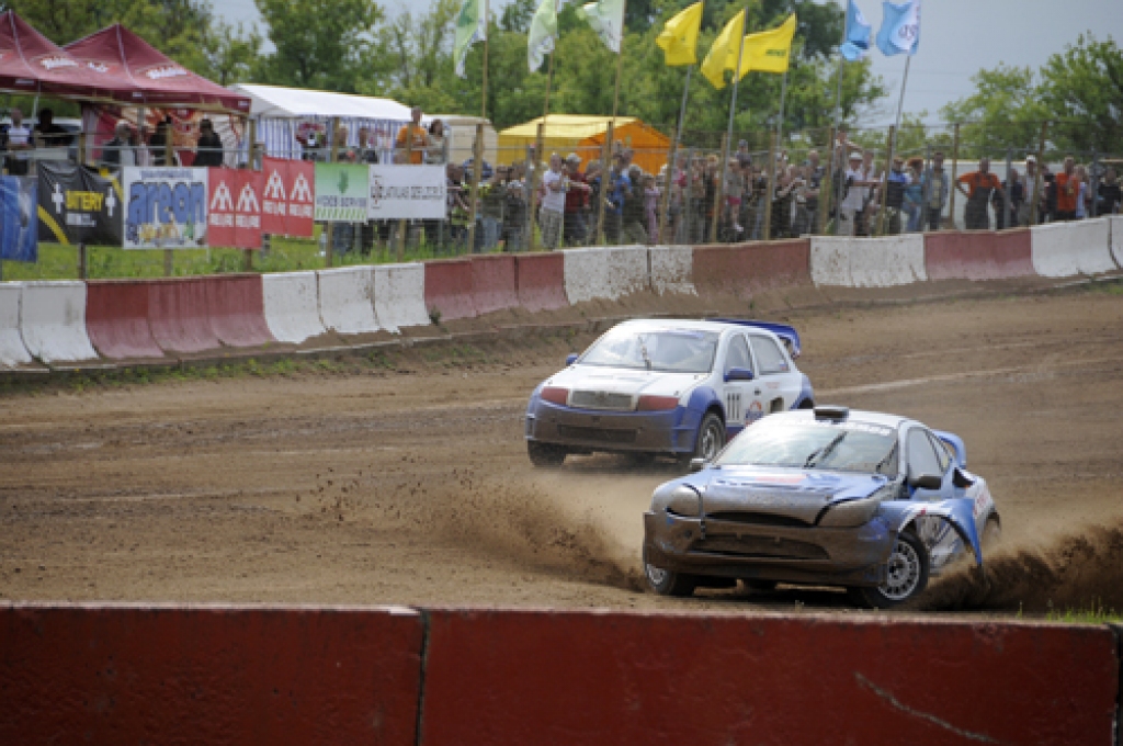 Sporta komplekss «Mūsa» 22. – 23. maijā aizvadījis Eiropas čempionāta (EČ) autokrosā 20. jubilejas sacensības. Norisinājās EČ trešais posms. Pirmo reizi sportisti sacentās piecās dažādās klasēs, bija 69 dalībnieki no 14 valstīm....
Autors: Ivars Bogdanovs