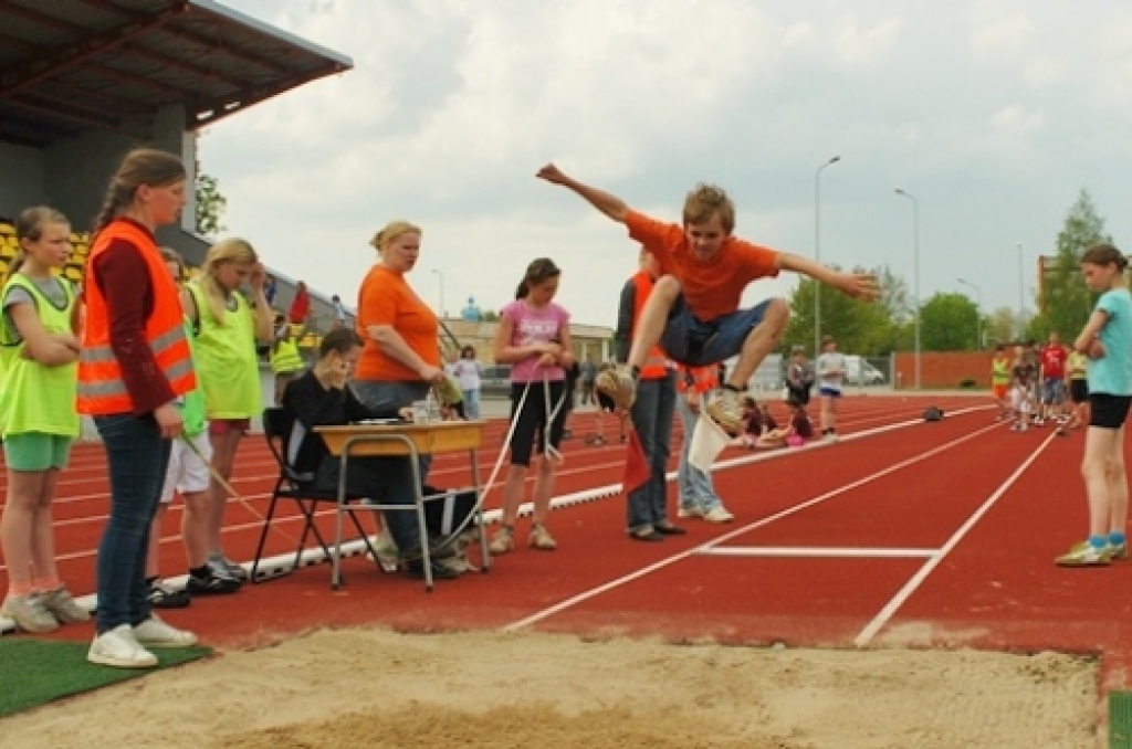 13. un 14. maijā Bauskas pilsētas stadionā notika pirmā Bauskas novada jaunatnes olimpiāde. «Bauskas Dzīve» fotogrāfiju mirkļos piedāvā ieskatīties olimpiādes dalībnieku spraigākajos, aktīvākajos, priecīgākajos un arī bēdīgākajos notikumos.
Autors: Uldis Varnevičs