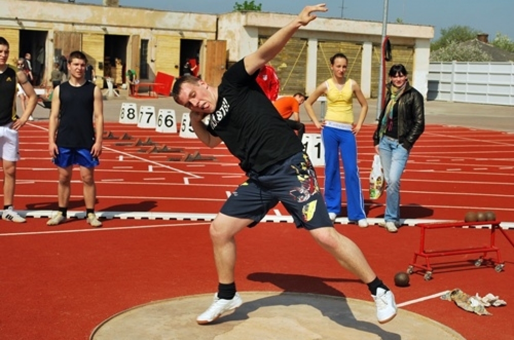 13. un 14. maijā Bauskas pilsētas stadionā notika pirmā Bauskas novada jaunatnes olimpiāde. «Bauskas Dzīve» fotogrāfiju mirkļos piedāvā ieskatīties olimpiādes dalībnieku spraigākajos, aktīvākajos, priecīgākajos un arī bēdīgākajos notikumos.
Autors: Uldis Varnevičs