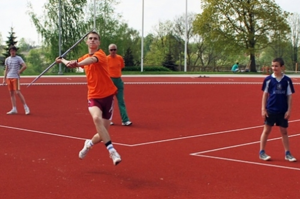 13. un 14. maijā Bauskas pilsētas stadionā notika pirmā Bauskas novada jaunatnes olimpiāde. «Bauskas Dzīve» fotogrāfiju mirkļos piedāvā ieskatīties olimpiādes dalībnieku spraigākajos, aktīvākajos, priecīgākajos un arī bēdīgākajos notikumos.
Autors: Uldis Varnevičs