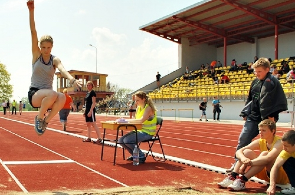 13. un 14. maijā Bauskas pilsētas stadionā notika pirmā Bauskas novada jaunatnes olimpiāde. «Bauskas Dzīve» fotogrāfiju mirkļos piedāvā ieskatīties olimpiādes dalībnieku spraigākajos, aktīvākajos, priecīgākajos un arī bēdīgākajos notikumos.
Autors: Uldis Varnevičs