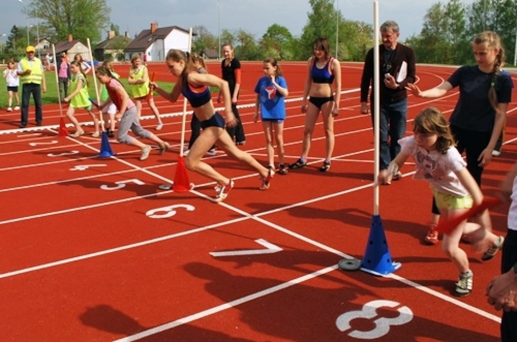 13. un 14. maijā Bauskas pilsētas stadionā notika pirmā Bauskas novada jaunatnes olimpiāde. «Bauskas Dzīve» fotogrāfiju mirkļos piedāvā ieskatīties olimpiādes dalībnieku spraigākajos, aktīvākajos, priecīgākajos un arī bēdīgākajos notikumos.
Autors: Uldis Varnevičs