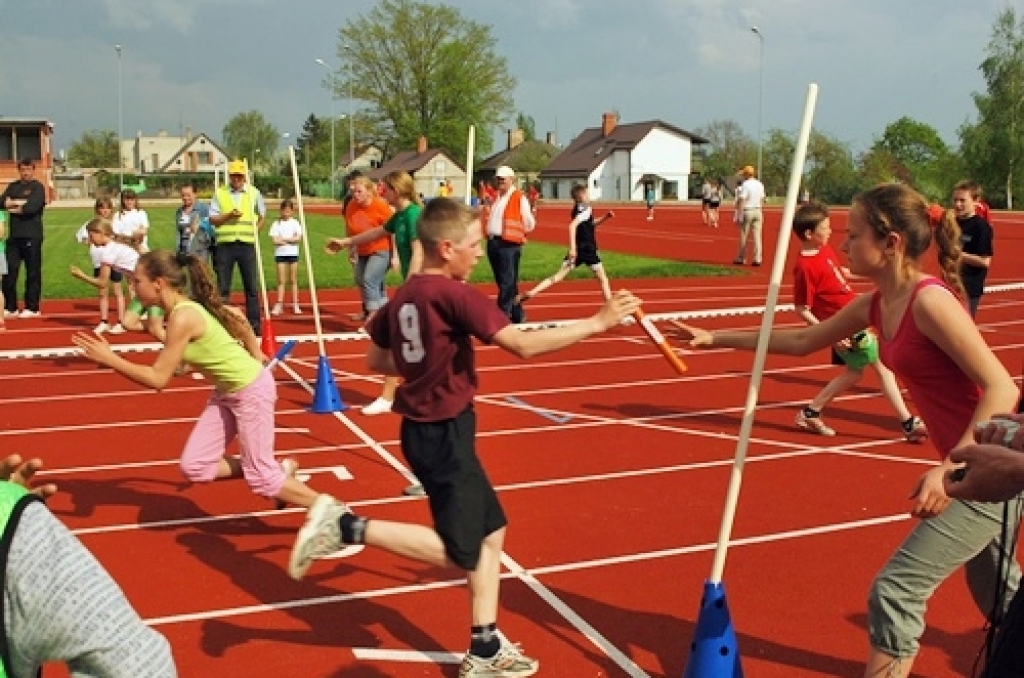 13. un 14. maijā Bauskas pilsētas stadionā notika pirmā Bauskas novada jaunatnes olimpiāde. «Bauskas Dzīve» fotogrāfiju mirkļos piedāvā ieskatīties olimpiādes dalībnieku spraigākajos, aktīvākajos, priecīgākajos un arī bēdīgākajos notikumos.
Autors: Uldis Varnevičs
