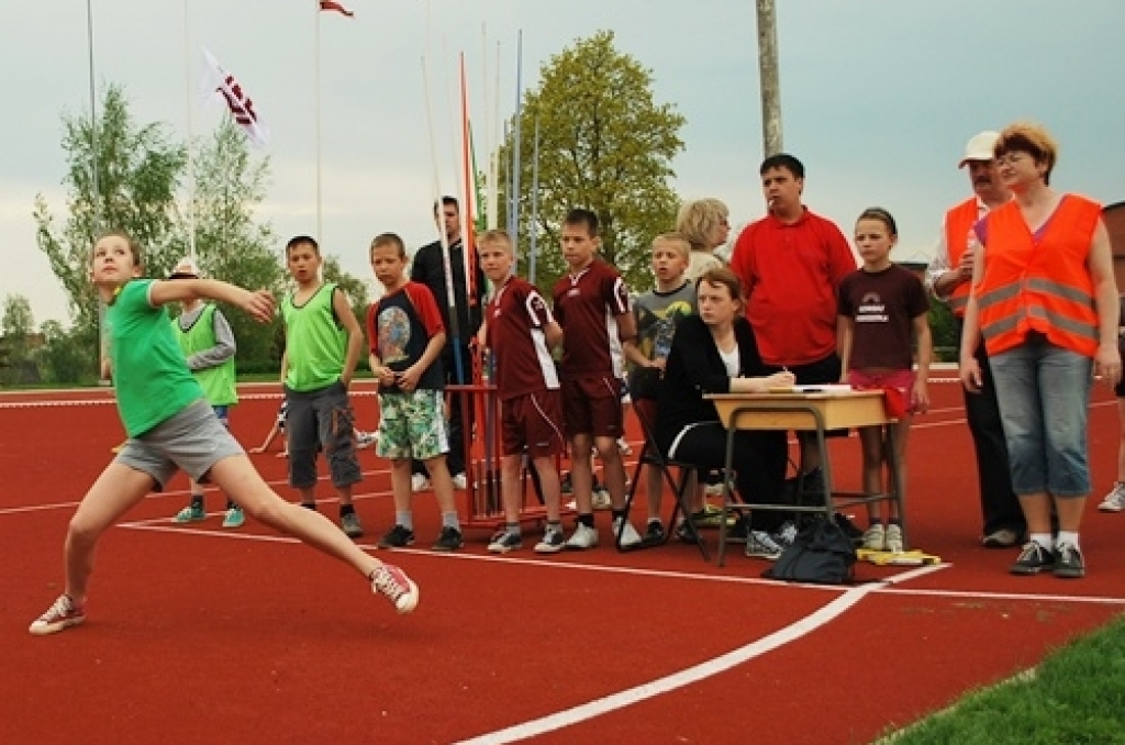 13. un 14. maijā Bauskas pilsētas stadionā notika pirmā Bauskas novada jaunatnes olimpiāde. «Bauskas Dzīve» fotogrāfiju mirkļos piedāvā ieskatīties olimpiādes dalībnieku spraigākajos, aktīvākajos, priecīgākajos un arī bēdīgākajos notikumos.
Autors: Uldis Varnevičs