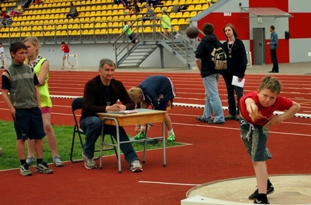 13. un 14. maijā Bauskas pilsētas stadionā notika pirmā Bauskas novada jaunatnes olimpiāde. «Bauskas Dzīve» fotogrāfiju mirkļos piedāvā ieskatīties olimpiādes dalībnieku spraigākajos, aktīvākajos, priecīgākajos un arī bēdīgākajos notikumos.
Autors: Uldis Varnevičs