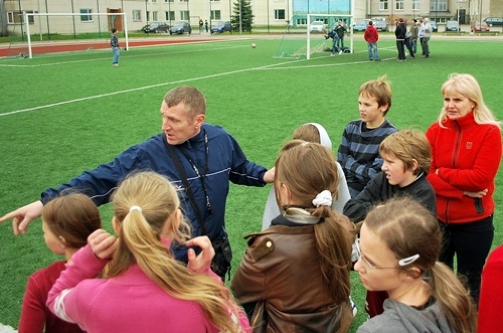10. maijā ar šķēršļu joslas skrējienu noslēdzās Bauskas 1. vidusskolas spartakiāde. Vidusskolu grupā labākie bija 12. a klase, 8. - 9. klašu grupā - 9. b klase, bet 5. - 7. klašu grupā - 6. a klase. Pēdējās divās disciplīnās -...
Autors: Uldis Varnevičs