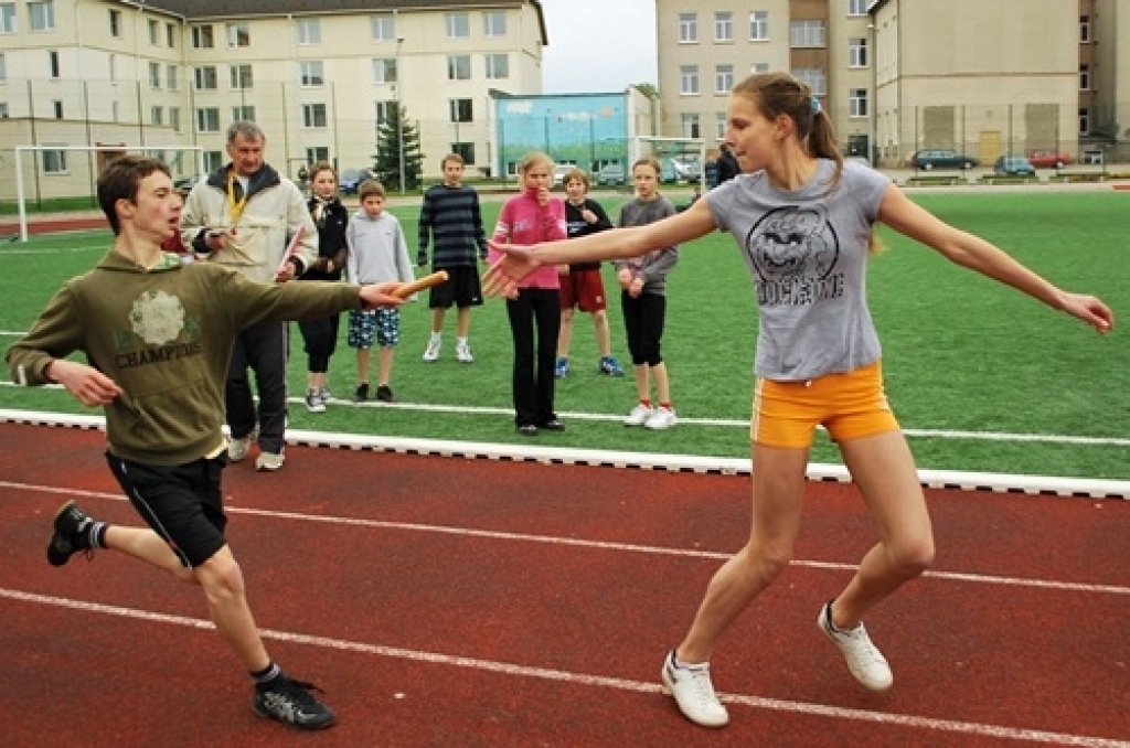 10. maijā ar šķēršļu joslas skrējienu noslēdzās Bauskas 1. vidusskolas spartakiāde. Vidusskolu grupā labākie bija 12. a klase, 8. - 9. klašu grupā - 9. b klase, bet 5. - 7. klašu grupā - 6. a klase. Pēdējās divās disciplīnās -...
Autors: Uldis Varnevičs
