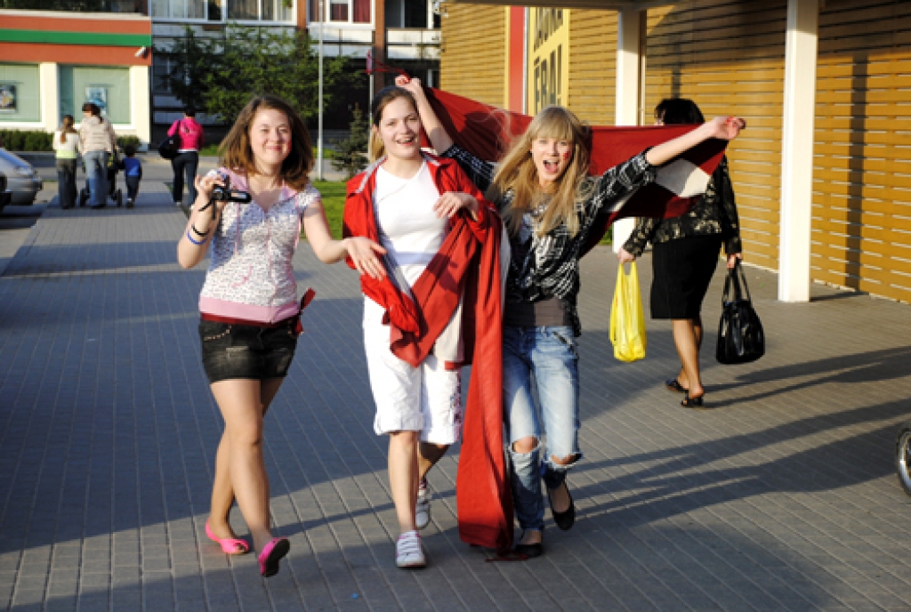 Pēc Pasaules čempionāta spēles hokejā 12. maijā, kurā Latvijas valsts izlase ar 5 pret 2 sakāva itāļu komandu, Bauskas pilsētas centrā, kā ierasts šādās reizēs, pulcējās ne mazums sporta fanu. Nav nozīmes tam vai sanākušo vaigus rotā divas...
Autors: Kristaps Ābelnieks