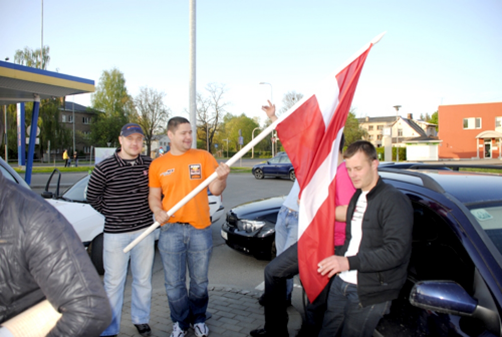 Pēc Pasaules čempionāta spēles hokejā 12. maijā, kurā Latvijas valsts izlase ar 5 pret 2 sakāva itāļu komandu, Bauskas pilsētas centrā, kā ierasts šādās reizēs, pulcējās ne mazums sporta fanu. Nav nozīmes tam vai sanākušo vaigus rotā divas...
Autors: Kristaps Ābelnieks