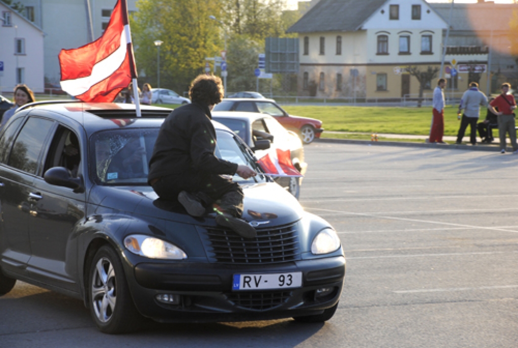 Pēc Pasaules čempionāta spēles hokejā 12. maijā, kurā Latvijas valsts izlase ar 5 pret 2 sakāva itāļu komandu, Bauskas pilsētas centrā, kā ierasts šādās reizēs, pulcējās ne mazums sporta fanu. Nav nozīmes tam vai sanākušo vaigus rotā divas...
Autors: Kristaps Ābelnieks