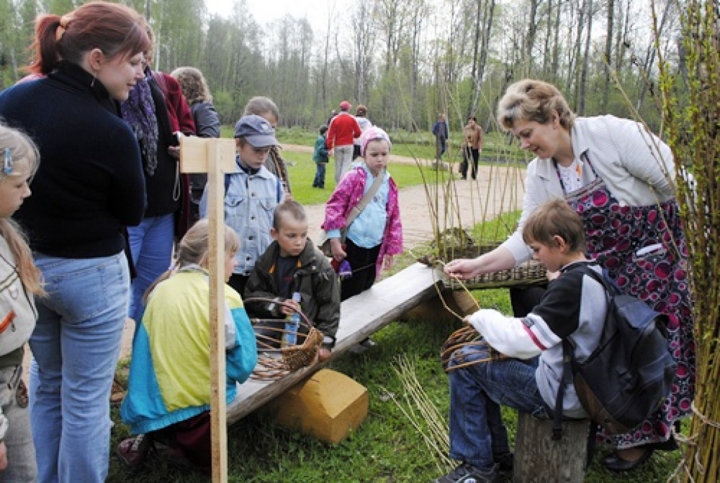 Vecumnieku novada Bārbeles pagastā, Ausekļu dzirnavu brīvdabas muzejā, 8. maijā bija sarīkojums «Pavasara darbi lauku sētā». Ausekļu dzirnavu saimnieks Mārtiņš Mediņš bija sarūpējis plašu programmu. Visu dienu lustēs un darbos muzeja...
Autors: Juris Iļņickis