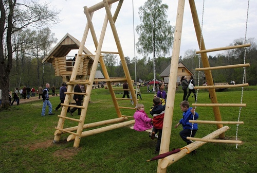 Vecumnieku novada Bārbeles pagastā, Ausekļu dzirnavu brīvdabas muzejā, 8. maijā bija sarīkojums «Pavasara darbi lauku sētā». Ausekļu dzirnavu saimnieks Mārtiņš Mediņš bija sarūpējis plašu programmu. Visu dienu lustēs un darbos muzeja...
Autors: Juris Iļņickis
