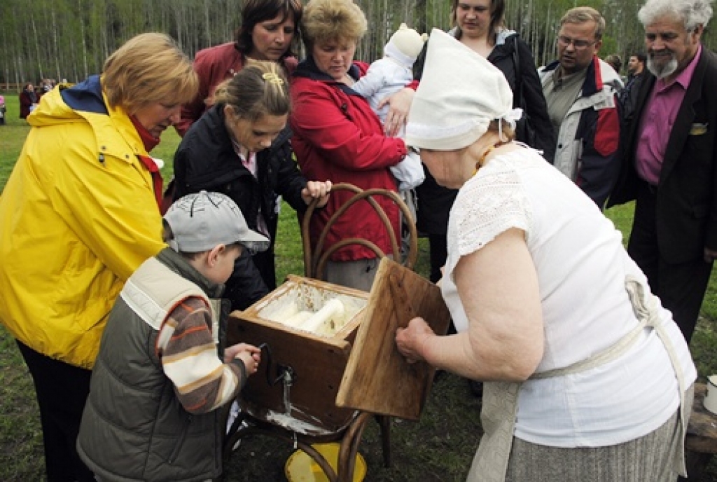 Vecumnieku novada Bārbeles pagastā, Ausekļu dzirnavu brīvdabas muzejā, 8. maijā bija sarīkojums «Pavasara darbi lauku sētā». Ausekļu dzirnavu saimnieks Mārtiņš Mediņš bija sarūpējis plašu programmu. Visu dienu lustēs un darbos muzeja...
Autors: Juris Iļņickis