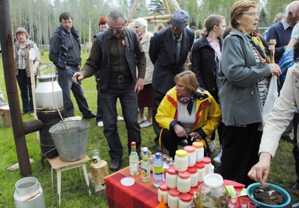 Vecumnieku novada Bārbeles pagastā, Ausekļu dzirnavu brīvdabas muzejā, 8. maijā bija sarīkojums «Pavasara darbi lauku sētā». Ausekļu dzirnavu saimnieks Mārtiņš Mediņš bija sarūpējis plašu programmu. Visu dienu lustēs un darbos muzeja...
Autors: Juris Iļņickis