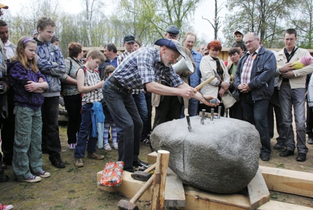 Vecumnieku novada Bārbeles pagastā, Ausekļu dzirnavu brīvdabas muzejā, 8. maijā bija sarīkojums «Pavasara darbi lauku sētā». Ausekļu dzirnavu saimnieks Mārtiņš Mediņš bija sarūpējis plašu programmu. Visu dienu lustēs un darbos muzeja...
Autors: Juris Iļņickis