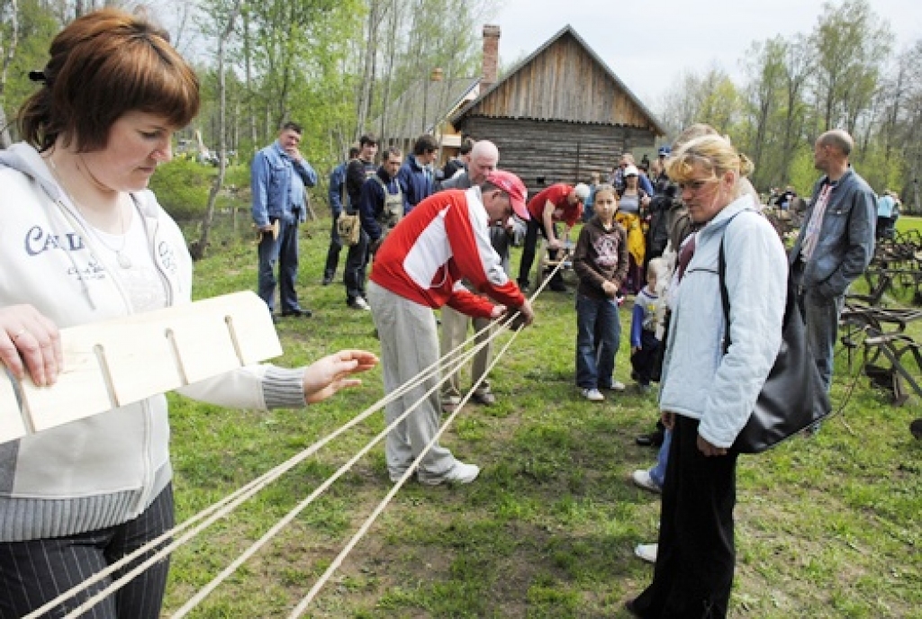 Vecumnieku novada Bārbeles pagastā, Ausekļu dzirnavu brīvdabas muzejā, 8. maijā bija sarīkojums «Pavasara darbi lauku sētā». Ausekļu dzirnavu saimnieks Mārtiņš Mediņš bija sarūpējis plašu programmu. Visu dienu lustēs un darbos muzeja...
Autors: Juris Iļņickis