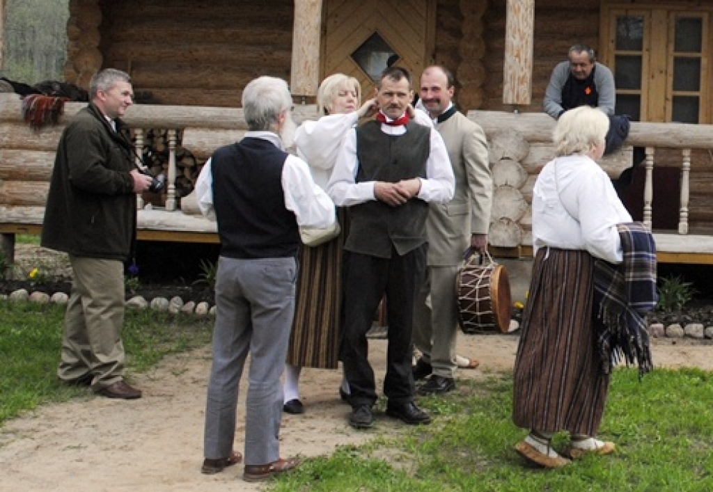 Vecumnieku novada Bārbeles pagastā, Ausekļu dzirnavu brīvdabas muzejā, 8. maijā bija sarīkojums «Pavasara darbi lauku sētā». Ausekļu dzirnavu saimnieks Mārtiņš Mediņš bija sarūpējis plašu programmu. Visu dienu lustēs un darbos muzeja...
Autors: Juris Iļņickis