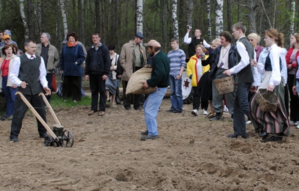 Vecumnieku novada Bārbeles pagastā, Ausekļu dzirnavu brīvdabas muzejā, 8. maijā bija sarīkojums «Pavasara darbi lauku sētā». Ausekļu dzirnavu saimnieks Mārtiņš Mediņš bija sarūpējis plašu programmu. Visu dienu lustēs un darbos muzeja...
Autors: Juris Iļņickis