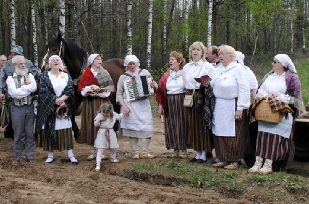 Vecumnieku novada Bārbeles pagastā, Ausekļu dzirnavu brīvdabas muzejā, 8. maijā bija sarīkojums «Pavasara darbi lauku sētā». Ausekļu dzirnavu saimnieks Mārtiņš Mediņš bija sarūpējis plašu programmu. Visu dienu lustēs un darbos muzeja...
Autors: Juris Iļņickis