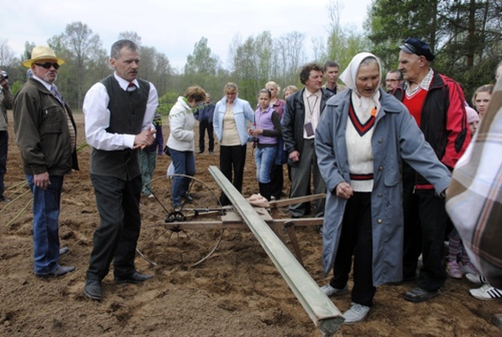 Vecumnieku novada Bārbeles pagastā, Ausekļu dzirnavu brīvdabas muzejā, 8. maijā bija sarīkojums «Pavasara darbi lauku sētā». Ausekļu dzirnavu saimnieks Mārtiņš Mediņš bija sarūpējis plašu programmu. Visu dienu lustēs un darbos muzeja...
Autors: Juris Iļņickis