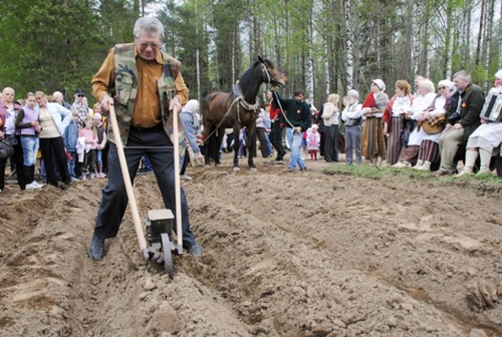 Vecumnieku novada Bārbeles pagastā, Ausekļu dzirnavu brīvdabas muzejā, 8. maijā bija sarīkojums «Pavasara darbi lauku sētā». Ausekļu dzirnavu saimnieks Mārtiņš Mediņš bija sarūpējis plašu programmu. Visu dienu lustēs un darbos muzeja...
Autors: Juris Iļņickis