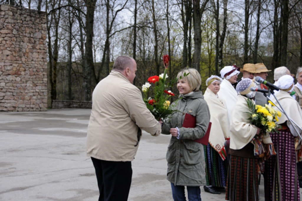 Bauskā 4. maijā notika valsts neatkarības gadadienas, Pilskalna estrādes un jaunās tūrisma sezonas atklāšanas svētki. Koncertā piedalījās pilsētas tautas nama, Ceraukstes, Codes, Gailīšu, Īslīces, Mežotnes, Vecsaules pagasta amatierkopas....
Autors: Ivars Bogdanovs