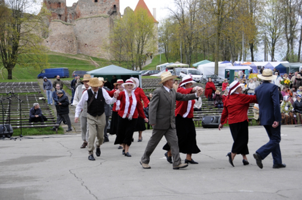Bauskā 4. maijā notika valsts neatkarības gadadienas, Pilskalna estrādes un jaunās tūrisma sezonas atklāšanas svētki. Koncertā piedalījās pilsētas tautas nama, Ceraukstes, Codes, Gailīšu, Īslīces, Mežotnes, Vecsaules pagasta amatierkopas....
Autors: Ivars Bogdanovs