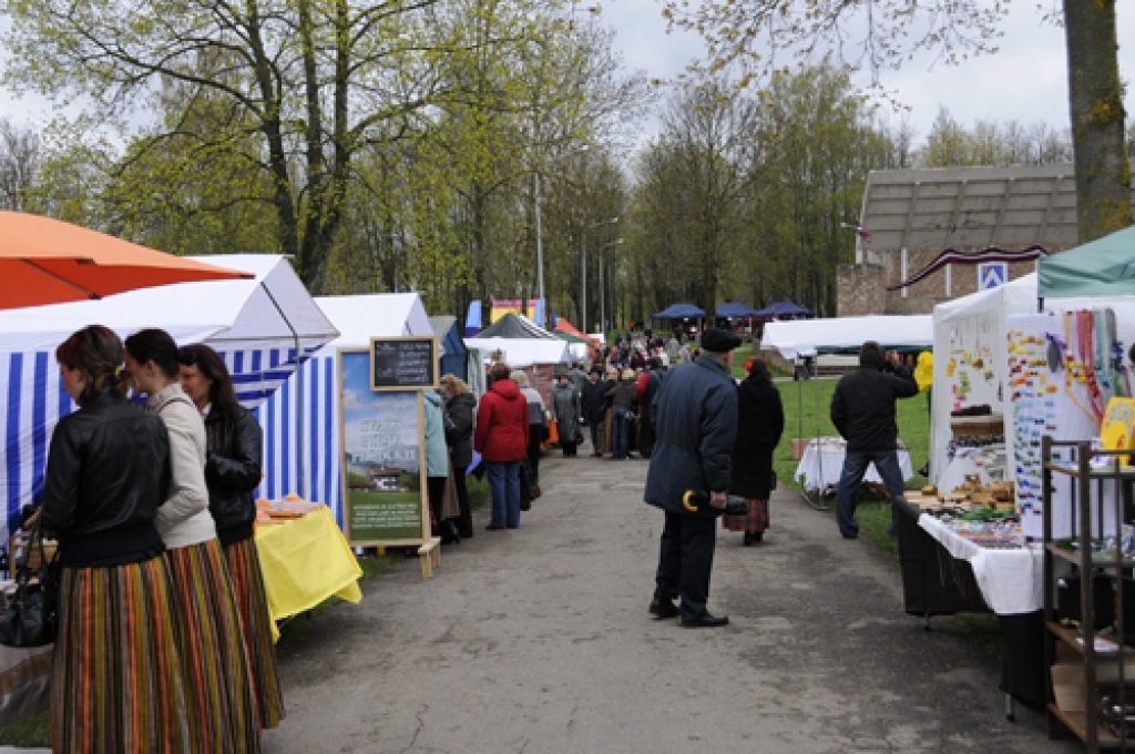 Bauskā 4. maijā notika valsts neatkarības gadadienas, Pilskalna estrādes un jaunās tūrisma sezonas atklāšanas svētki. Koncertā piedalījās pilsētas tautas nama, Ceraukstes, Codes, Gailīšu, Īslīces, Mežotnes, Vecsaules pagasta amatierkopas....
Autors: Ivars Bogdanovs